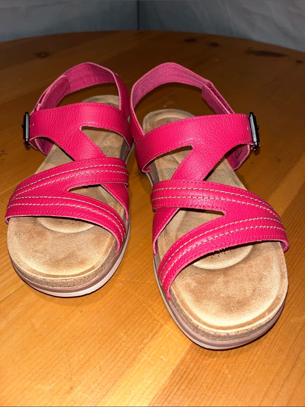 Clarks Brynn Step Fuchsia Leather Cross-Strap Comfort Sandals - Picture 2 of 6